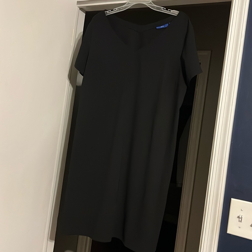 Women’s black dress with pockets.